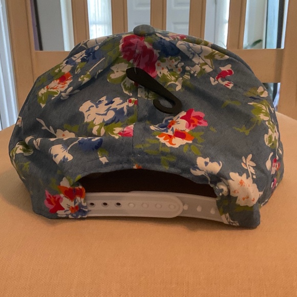 floral and chambray snapback hat, new condition main image 4